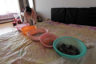 嘉鱼楼上漏水，住户失联，小区没物管，业主维权难！律师来支招……